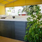 Paula With Private Jacuzzi And Parking- Near The アパート *
