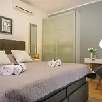 アパート Paula With Private Jacuzzi And Parking- Near The ザダル