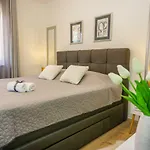 Paula With Private Jacuzzi And Parking- Near The アパート