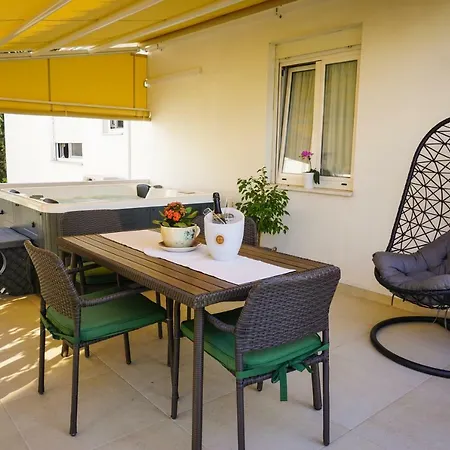 Paula With Private Jacuzzi And Parking- Near The Апартаменты Задар