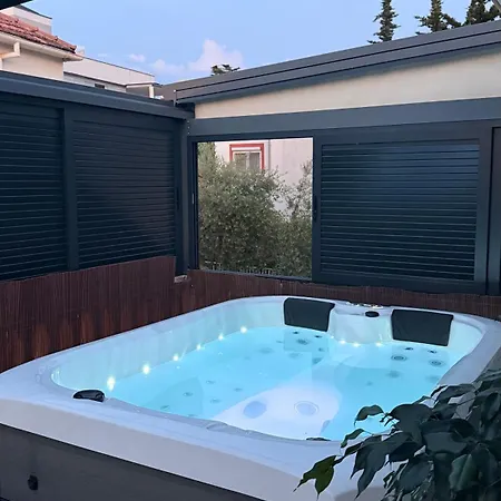 Paula With Private Jacuzzi And Parking- Near The Apartman Zadar