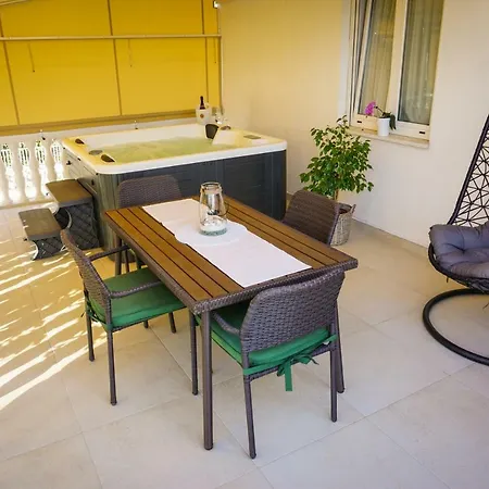 Paula With Private Jacuzzi And Parking- Near The Appartement Zadar
