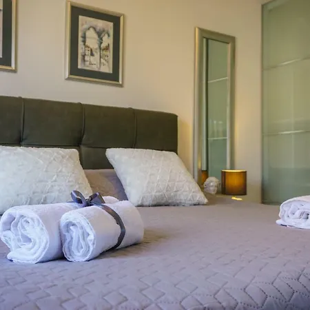 Paula With Private Jacuzzi And Parking- Near The Appartement *