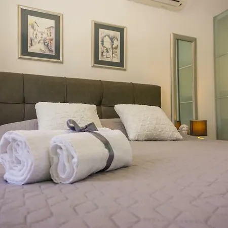 Paula With Private Jacuzzi And Parking- Near The Appartement Zadar