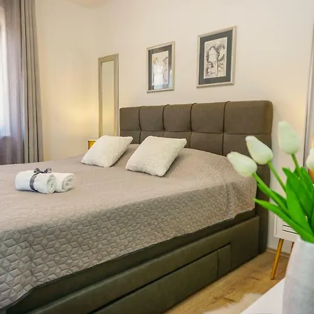 Paula With Private Jacuzzi And Parking- Near The Daire
