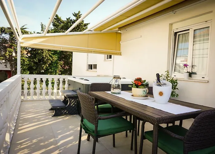 아파트 Paula With Private Jacuzzi And Parking- Near The 자다르