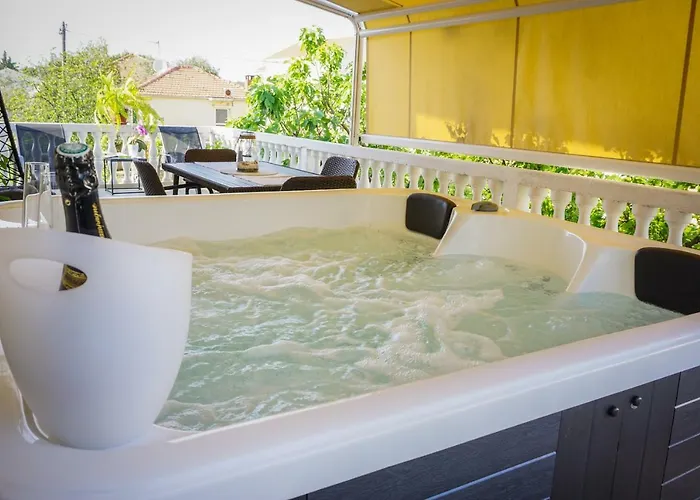 Paula With Private Jacuzzi And Parking- Near The * 자다르