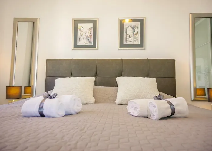 Paula With Private Jacuzzi And Parking- Near The